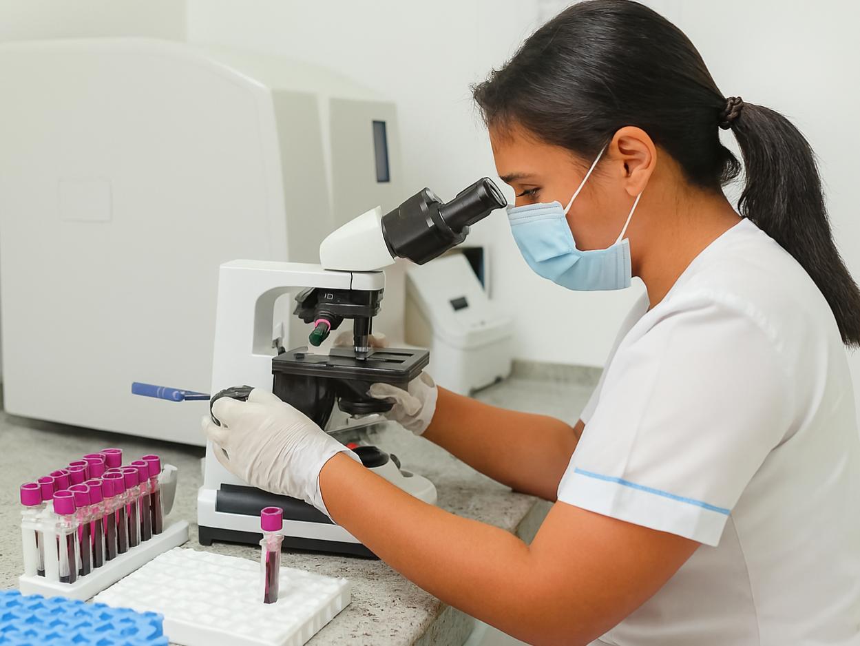 AUXILIAR EN LABORATORIO CLÍNICO